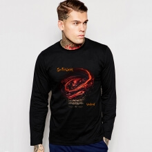 Six pieds sous un T-shirt à manches longues